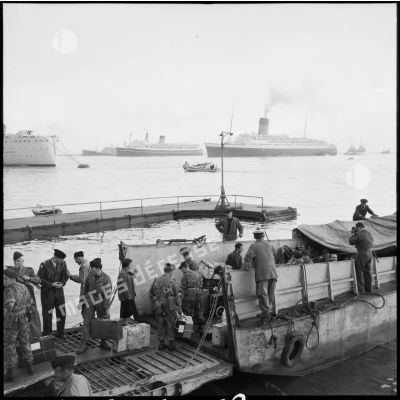 Embarquement de ressortissants français à bord du Pasteur à Port-Saïd.