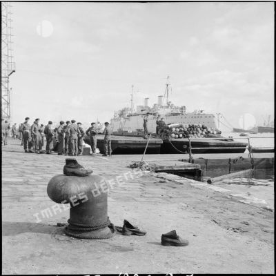 Embarquement des troupes britanniques à Port-Saïd.