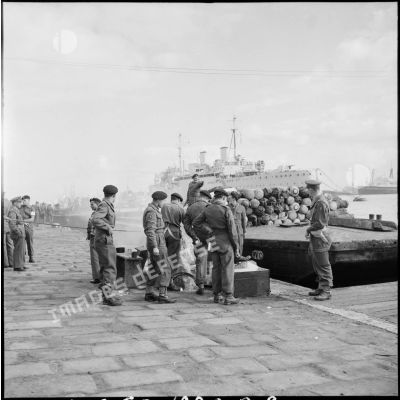 Embarquement des troupes britanniques à Port-Saïd.