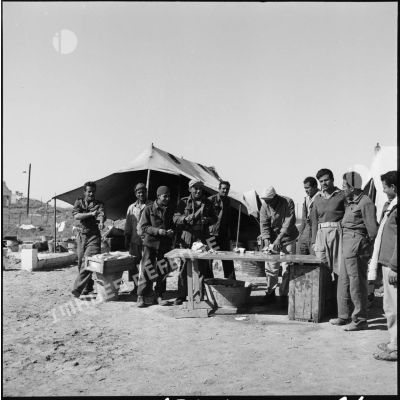 Camp de transit de prisonniers égyptiens en Israël.