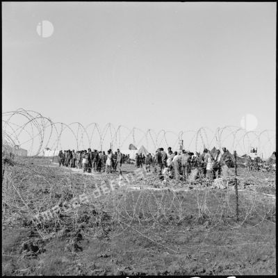 Camp de transit de prisonniers égyptiens en Israël.