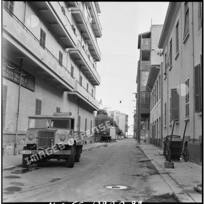 Une rue déserte de Port-Saïd, après des attentats dirigés contre les troupes alliées.