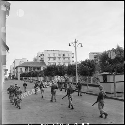 Patrouilles britanniques dans Port-Saïd.
