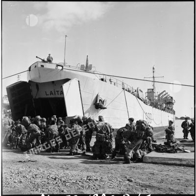 Le rembarquement des parachutistes français à Port-Saïd.