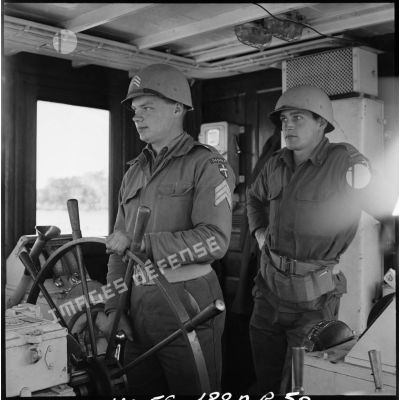 Le détachement danois de l'ONU à bord du ferry assurant la traversée du canal de Suez.