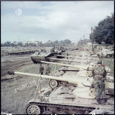 Les pelotons de LVT et de chars AMX-13 avec des légionnaires du 1er REP, avant le rembarquement.