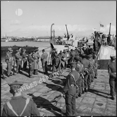 Le débarquement des prisonniers égyptiens à Port-Saïd.