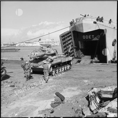 Le rembarquement des chars Patton du 8e RD à Port-Saïd.