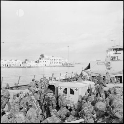 Le rembarquement du 2e RPC à Port-Saïd.