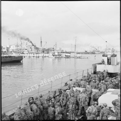 Le rembarquement du 2e RPC à Port-Saïd.