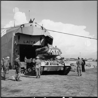 Le rembarquement des chars Patton du 8e RD à Port-Saïd.