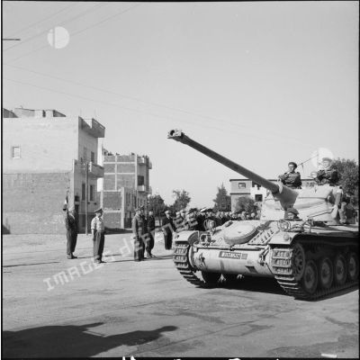 Défilé d'un char de l'escadron AMX-13 du 1er REP à Port-Fouad.