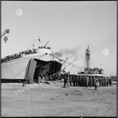 Le rembarquement des parachutistes français à Port-Fouad.