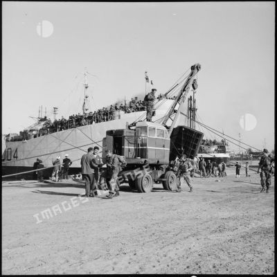 Le rembarquement des troupes françaises à Port-Fouad.