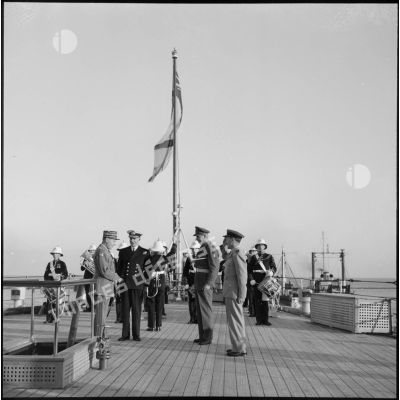 Dernière visite du général Beaufre au général Stockwell sur le HMS Tyne.