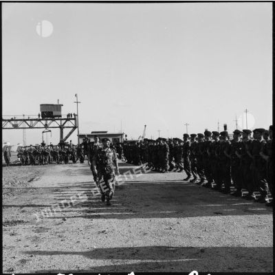 Prise d'armes sur le quai d'embarquement à Port-Fouad.