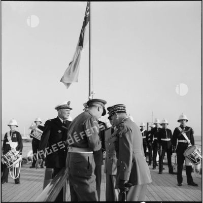 Dernière visite du général Beaufre au général Stockwell sur le HMS Tyne.