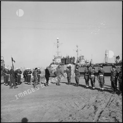 Prise d'armes sur le quai d'embarquement à Port-Fouad.
