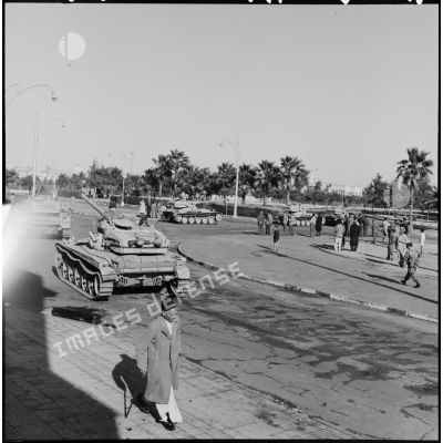 Le départ de l'escadron d'AMX-13 du 1er REP à Port-Fouad.