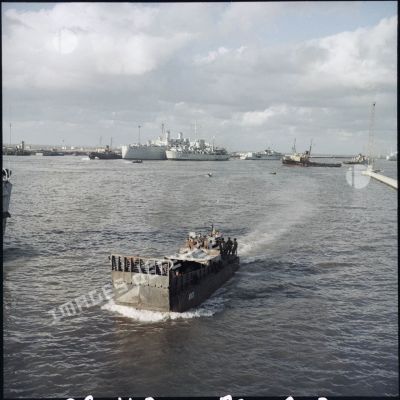 Le LCM 1017 (landing craft mechanized) dans les eaux du canal de Suez.
