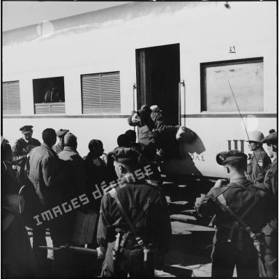 La remise de prisonniers égyptiens aux forces de police de l'ONU à Port-Saïd.
