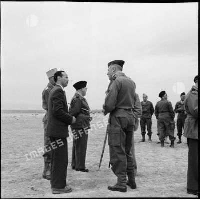 Le général Cogny et l'adjoint du caïd de Ben Guerir, lors d'une manœuvre au Maroc.