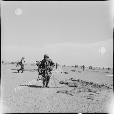 Phase de largage lors d'une manœuvre de la 32e DI au Maroc.