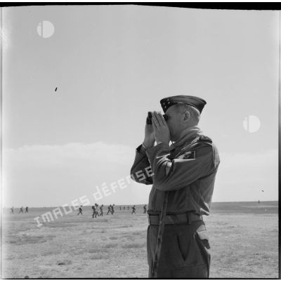 Le général Cogny assiste à une manœuvre de la 32e DI au Maroc.