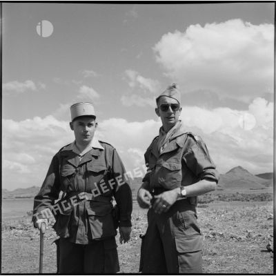 Deux capitaines lors d'une manœuvre de la 32e DI au Maroc.