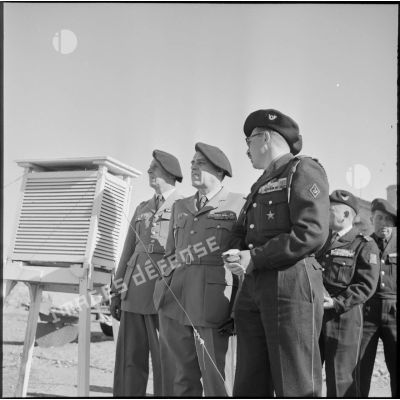 Des officiers de la 27e division d'infanterie alpine (DIA) observant le djebel Djurdjura.