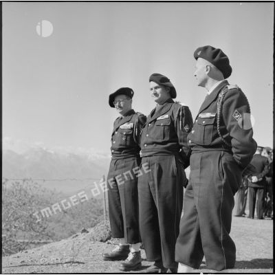 Des chefs de corps de la 27e division d'infanterie alpine (DIA) observant le djebel Djurjura.
