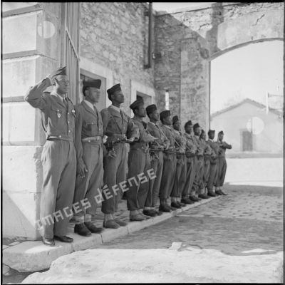 Une section du 13e RTS rend les honneursà l'occasion des adieux du général Gouraud à la 27e division d'infanterie alpine (DIA).
