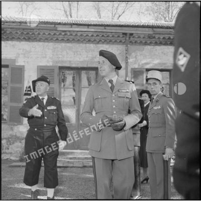 Adieux du général Gouraud de la 27e Division d'infanterie alpine (DIA) en compagnie de son successeur le général de brigade Fonteneau.