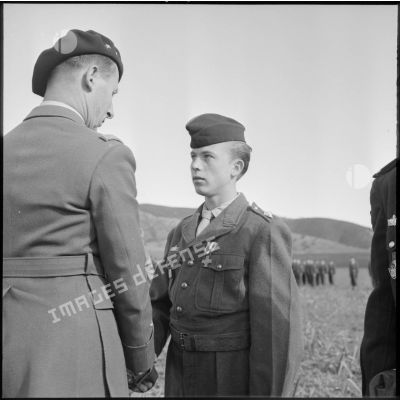 Remise de décorationà l'occasion des adieux du général Gouraud à la 27e division d'infanterie alpine (DIA).