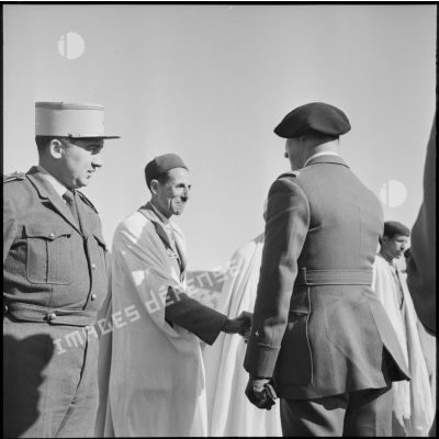 Le général Gouraud serre la main d'un Algérien.