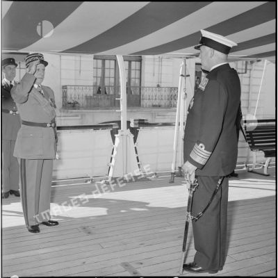 Visite de la frégate britannique HMS Surprise à Alger par le général Salan et monsieur Serge Baret, préfet d' Alger.