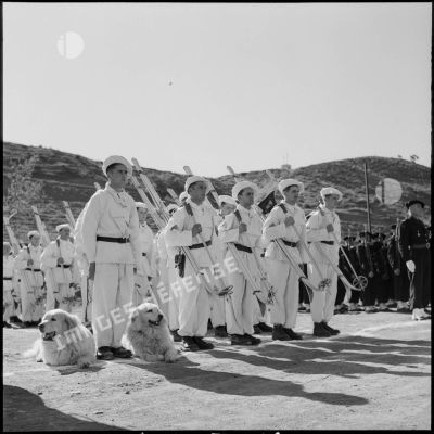 Section d'éclaireurs-skieurs du 22e BCA lors des adieux du général Gouraud à la 27e division d'infanterie alpine (DIA), Bouira.