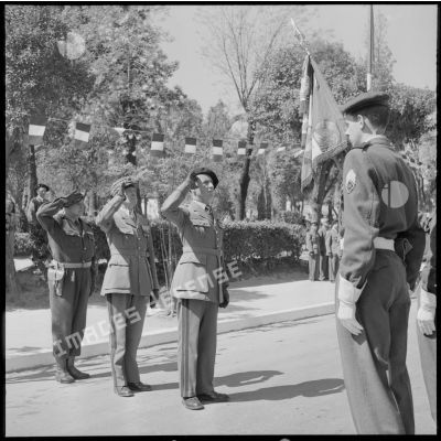 Le général Gouraud passe en revue les drapeaux, Tizi-Ouzou.