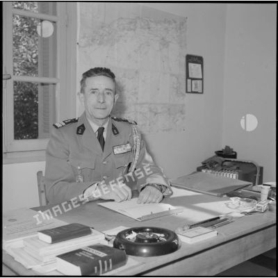 Portrait du colonel Mailloux à son bureau, Ameur El Aïn.