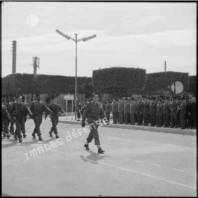 Le défilé à pied à l'occasion du départ du chef de bataillon du 23e RIC, Ameur El Aïn.
