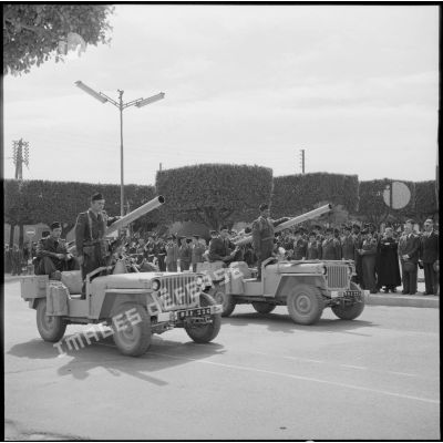 Le défilé motorisé à l'occasion du départ du chef de bataillon du 23e RIC, Ameur El Aïn.