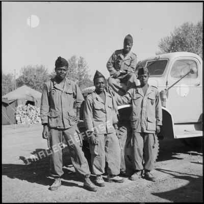 Photographie de groupe d'Africains de la CCAS du régiment, Cherchell.