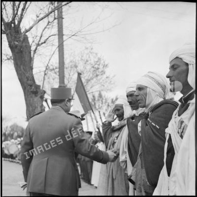 Cérémonie et défilé au 17e régiment de tirailleurs algériens (RTA) à Alger.