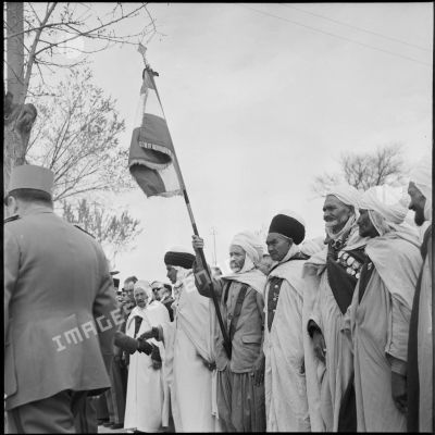 Cérémonie et défilé au 17e régiment de tirailleurs algérien (RTA).