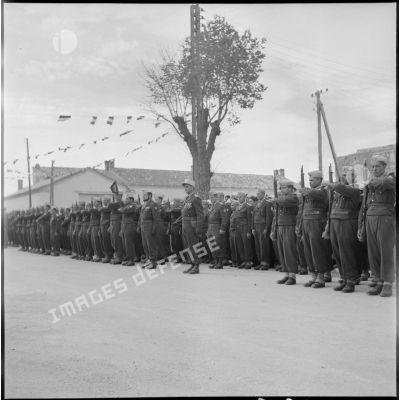 Cérémonie et défilé au 17e régiment de tirailleurs algérien (RTA).