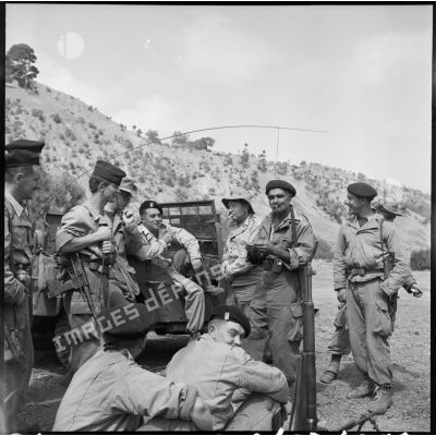 Un supplétif algérien entouré de soldats du 22e régiment d'infanterie (RI), département de Médéa.