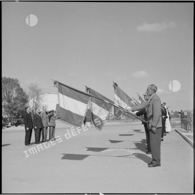 Salut aux drapeaux des associations d'anciens combattants pendant l'exécution de la Marseillaise, Sidi-Bel-Abbès.