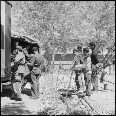 Vendeurs à la lisière du camp du 21e régiment d'infanterie (RI), département de Saïda.
