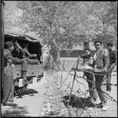 Vendeurs à la lisière du camp du 21e régiment d'infanterie (RI), département de Saïda.