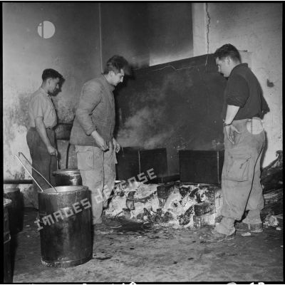 La cuisine de la 1re compagnie du 21e régiment d'infanterie (RI) à El Gor.